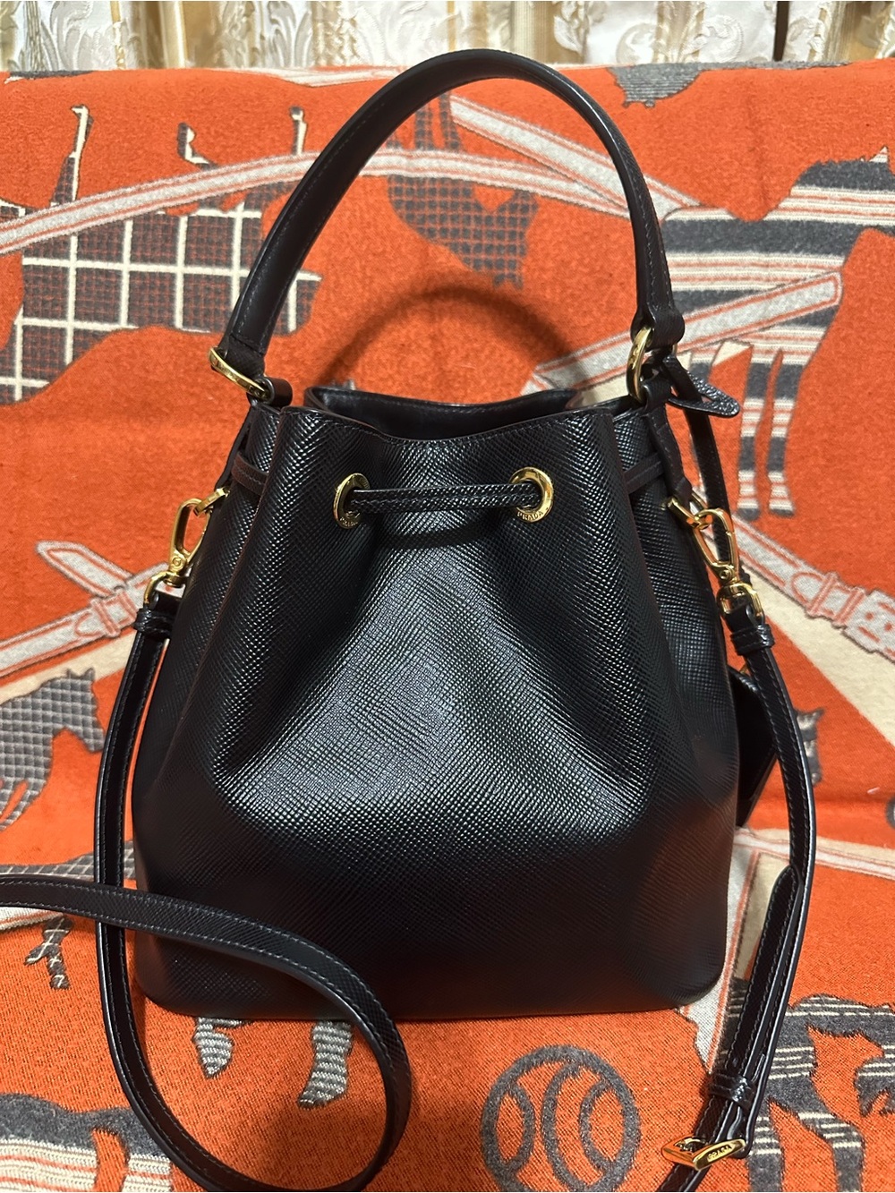 PRADA❤️🌟BLACK SAFFIANO LEATHERL BUCKET BAG WITH GOLD HARDWARE ⭐️ - Picture 5 of 15